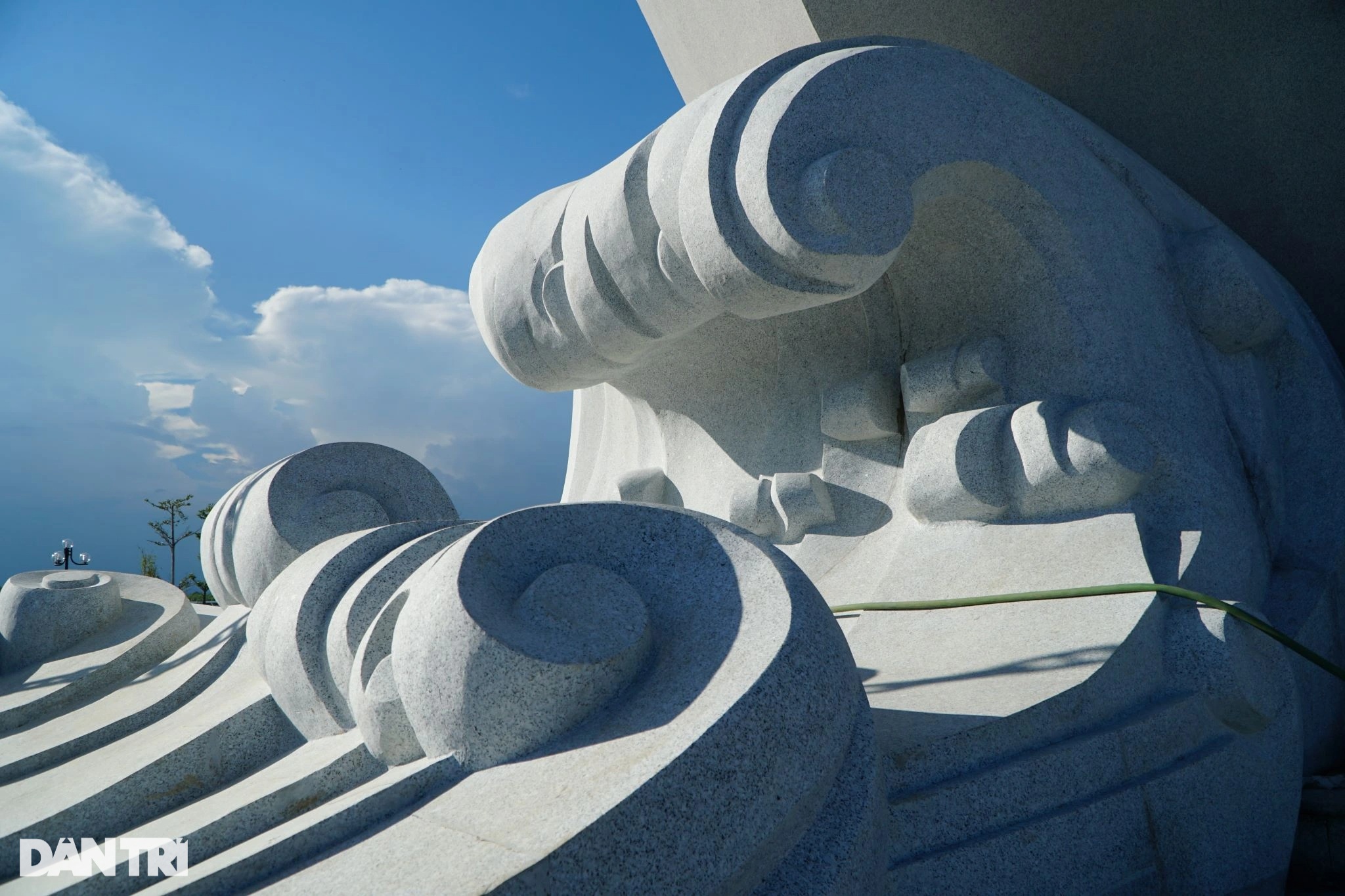 View - Ngắm tượng đài "Con tàu tập kết ra Bắc" sắp hoàn thiện | Báo Dân trí