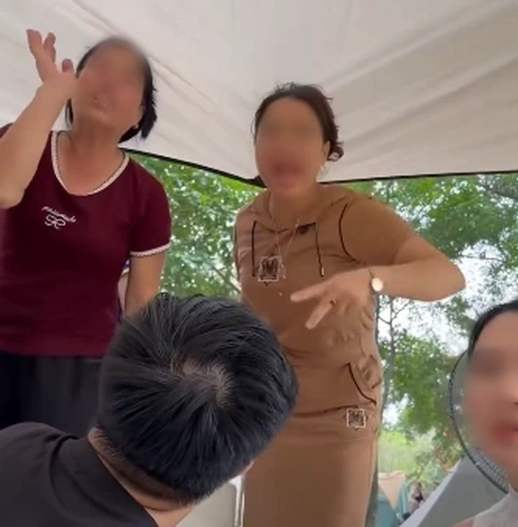 Lao vào tranh cãi vì bị nhắc hát karaoke loa kéo ở khu cắm trại Hà Nội - 1 Lao vào tranh cãi vì bị nhắc hát karaoke loa kéo ở khu cắm trại Hà Nội - 1