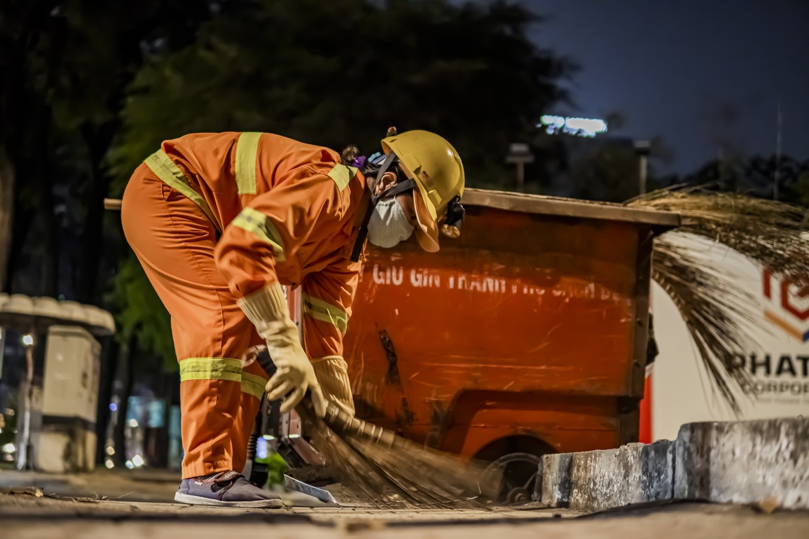 Đời công nhân quét đường, bố mẹ đi làm, con trẻ cũng không có Tết - 4 Đời công nhân quét đường, bố mẹ đi làm, con trẻ cũng không có Tết - 4