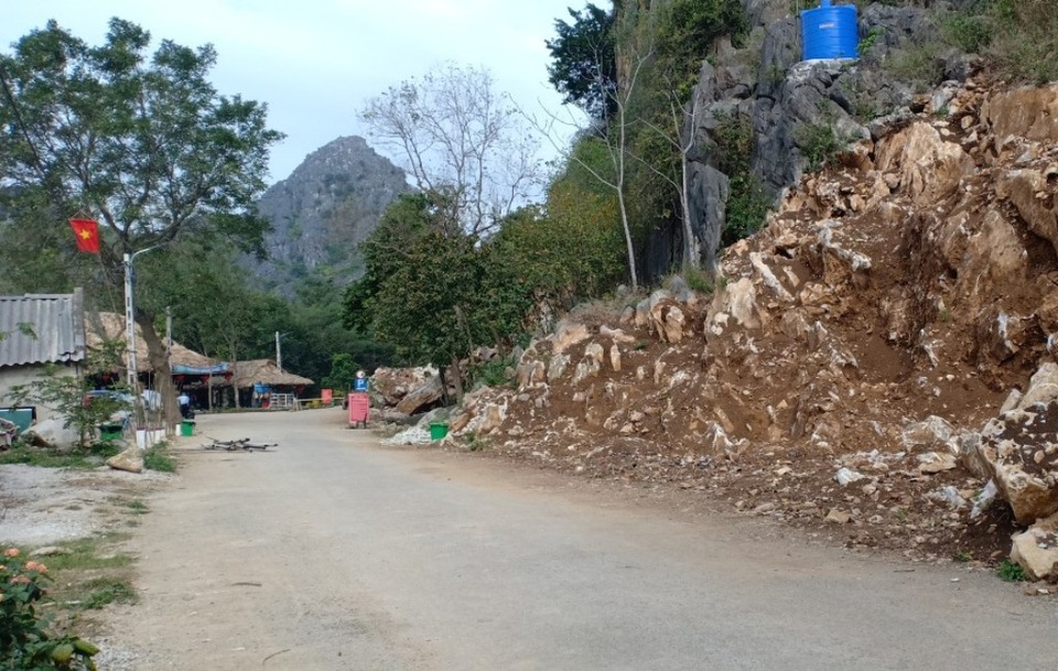 Công trình xây dựng trái phép giữa vùng lõi danh thắng Quốc gia - 1 Công trình xây dựng trái phép giữa vùng lõi danh thắng Quốc gia - 1