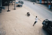 Pha xử lý ngẫu hứng của tài xế xe tải khiến cộng đồng mạng thán phục