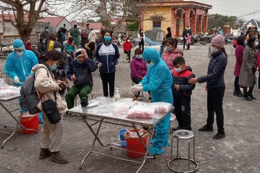 Hàng trăm người "nườm nượp" đi xét nghiệm nhanh Covid-19 ở Hải Dương