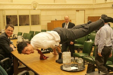 Thủ tướng Canada gây "sốt" với ảnh tập yoga tư thế khó