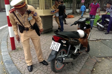 Hà Nội: Đi xe gian, bỏ chạy thục mạng khi gặp CSGT