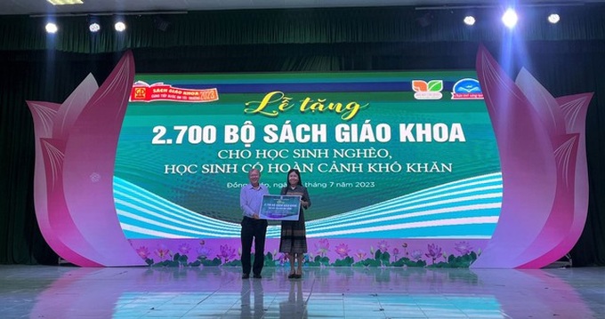 Bà Ngô Thúy Anh – đại diện Sở Giáo dục và Đào tạo tỉnh Đồng Tháp lên nhận bảng tượng trưng 2.700 bộ sách giáo khoa cho học sinh nghèo, có hoàn cảnh khó khăn trên địa bàn tỉnh.