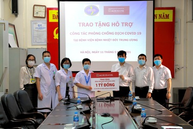 Agribank hỗ trợ Bệnh viện bệnh nhiệt đới Trung ương phòng chống Covid-19