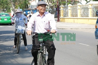 Hình ảnh công chức Hội An trên xe đạp