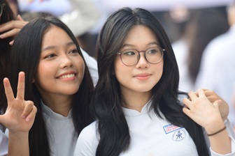 Nước mắt, nụ cười trong lễ trưởng thành của học sinh lớp 12 ở TPHCM
