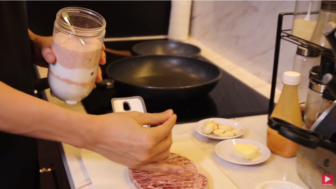 Ngô Kiến Huy hiện nguyên hình là "chàng trai màu hồng" khi vào bếp làm đồ ăn kiêng - Ảnh 3. Ngô Kiến Huy hiện nguyên hình là "chàng trai màu hồng" khi vào bếp làm đồ ăn kiêng - Ảnh 3.
