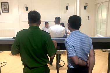 Chủ quán cà phê "hẹn hò" ở TPHCM nói lý do sử dụng gương một chiều