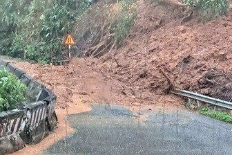 Sạt lở đèo Sông Pha khi nhiều người, phương tiện đang lưu thông
