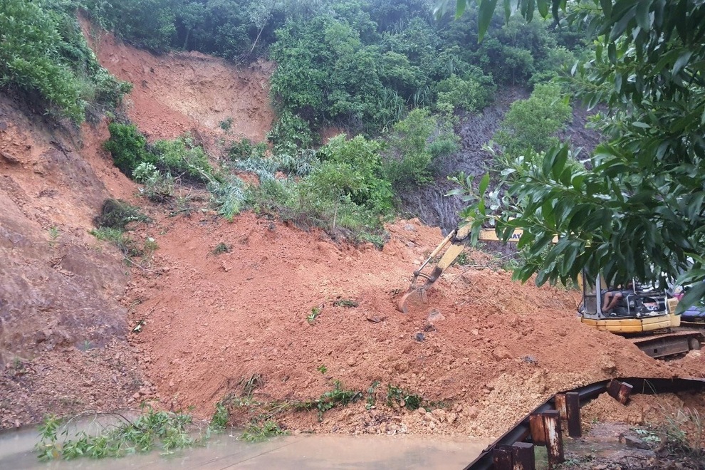 Đất đá trên núi bất ngờ đổ ập xuống đường, 3 người đi ô tô thoát nạn - 2 Đất đá trên núi bất ngờ đổ ập xuống đường, 3 người đi ô tô thoát nạn - 2