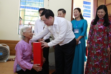 Bí thư Thành ủy Hà Nội Vương Đình Huệ tri ân người có công