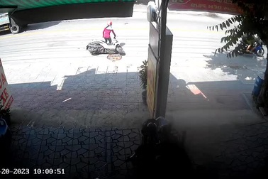 Bị cướp mất túi xách, nữ tiểu thương bật khóc giữa đường