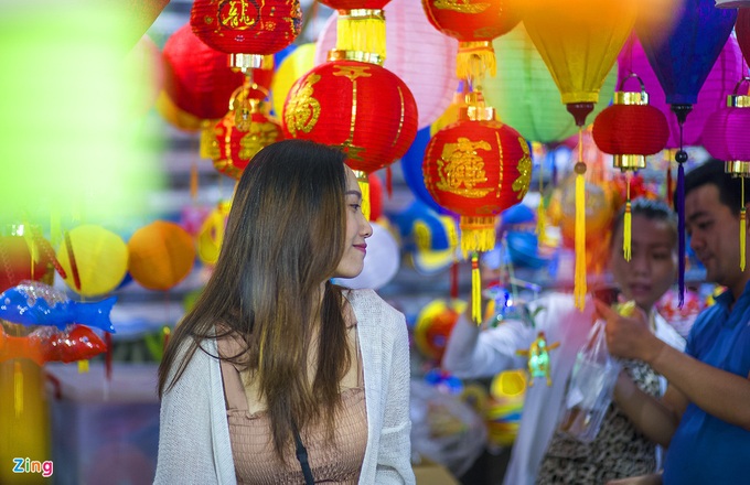 Trung thu mùa Covid: Phố lồng đèn lớn nhất TP.HCM nhộn nhịp người check-in - Ảnh 12. Trung thu mùa Covid: Phố lồng đèn lớn nhất TP.HCM nhộn nhịp người check-in - Ảnh 12.