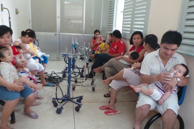 TPHCM căng mình “gánh” gần 26% bệnh nhân cả nước