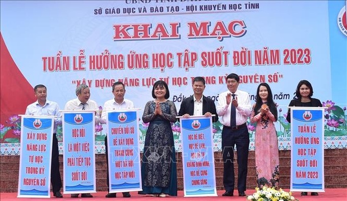 Các đại biểu trao thông điệp Tuần lễ hưởng ứng học tập suốt đời năm 2023. Ảnh: TTXVN