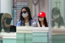 Cận cảnh Blackpink tại sân bay, fan tiếc nuối chưa được chạm mặt thần tượng