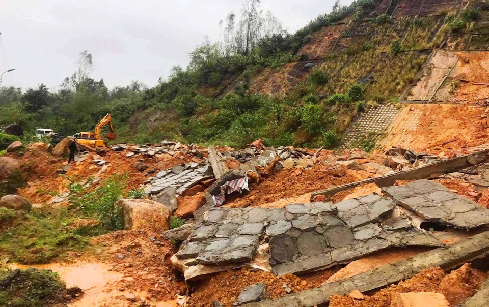 Sạt lở chặt đứt đường vào khu du lịch - 5 Sạt lở chặt đứt đường vào khu du lịch - 5
