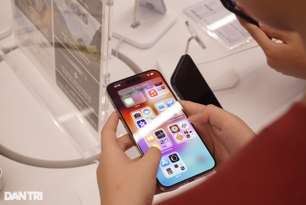 iPhone 15 lên kệ, người dùng Việt xếp hàng xuyên đêm chờ nhận máy - 4 iPhone 15 lên kệ, người dùng Việt xếp hàng xuyên đêm chờ nhận máy - 4