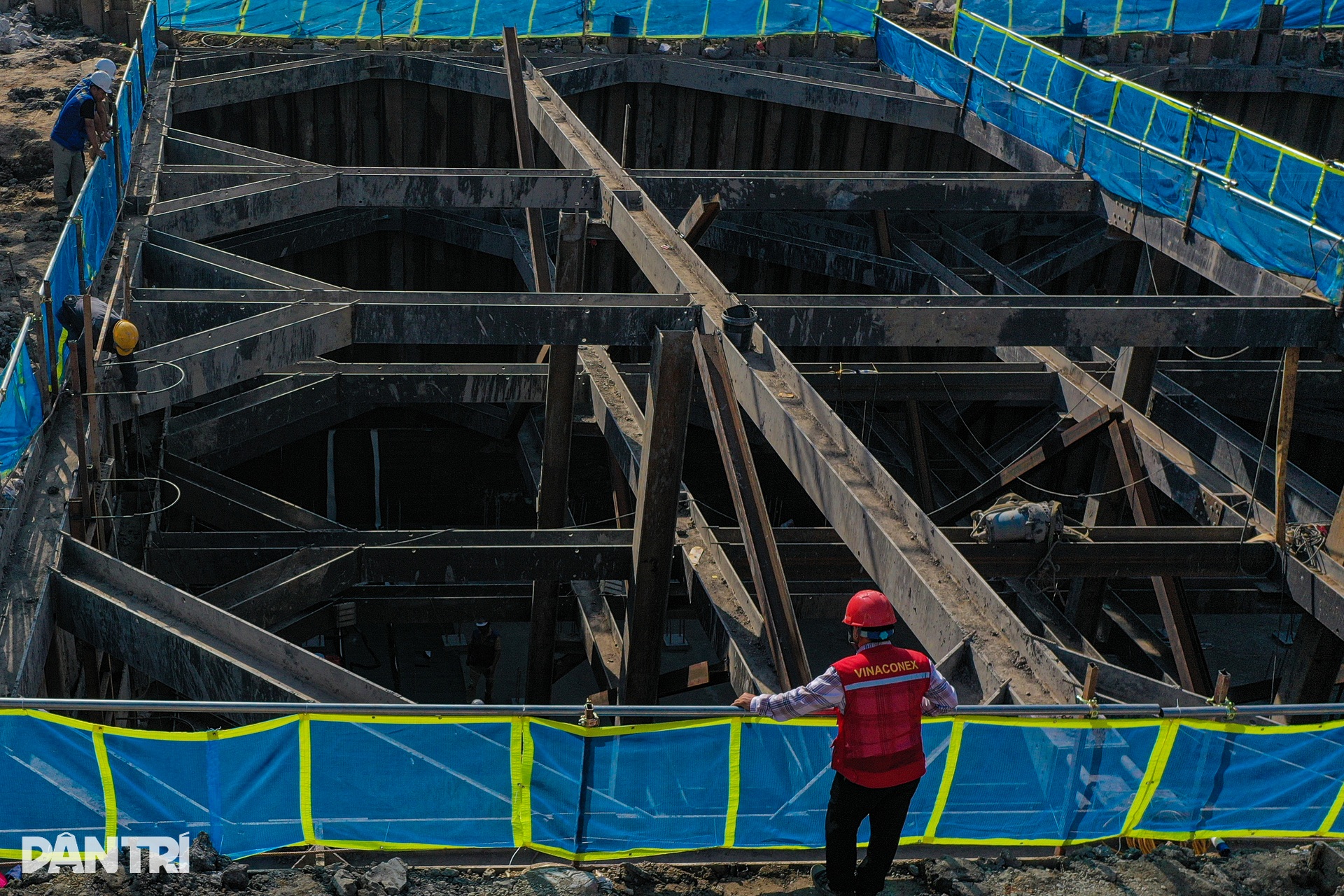 Hình ảnh đại công trường xây hầm chui gần 2.400 tỷ qua Đại lộ Thăng Long - 9 Hình ảnh đại công trường xây hầm chui gần 2.400 tỷ qua Đại lộ Thăng Long - 9