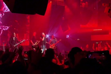 Nhóm Bức Tường "cháy" cùng khán giả trong liveshow ở TPHCM