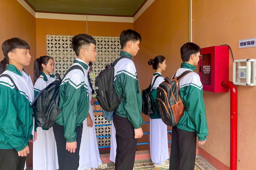 ឧបករណ៍ចូលរៀនថ្មី បើសិស្សមកយឺត ១ នាទី ឪពុកម្ដាយនឹងដឹង - ២ Thiết bị điểm danh mới, học sinh đi chậm 1 phút phụ huynh cũng biết - 2