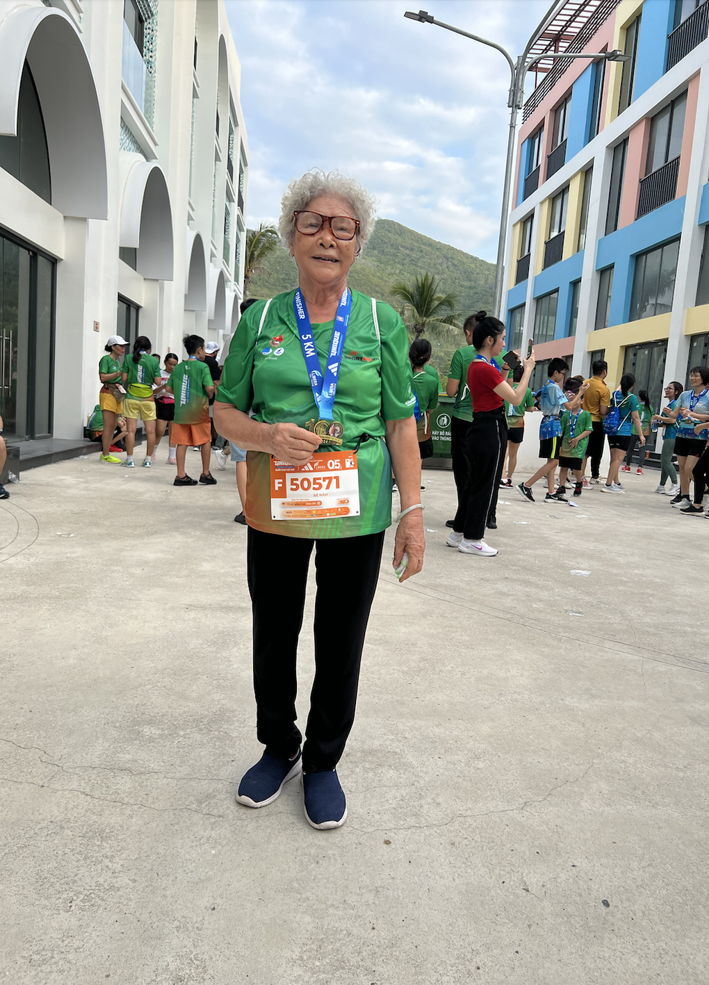 Cụ bà 80 tuổi chinh phục 5km ở Unique Nha Trang H-Marathon - 1 Cụ bà 80 tuổi chinh phục 5km ở Unique Nha Trang H-Marathon - 1