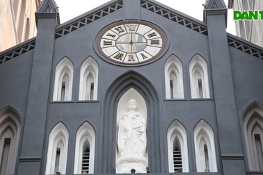 Nhà thờ Lớn Hà Nội trong màu sơn ghi xám lạ mắt