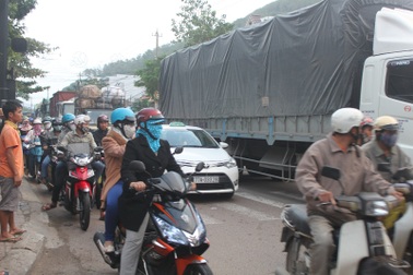 3 xe ô tô tông nhau giữa ngã tư, tắc đường nghiêm trọng