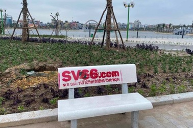 Bắt tạm giam 2 đối tượng phun sơn in quảng cáo cờ bạc lên ghế đá