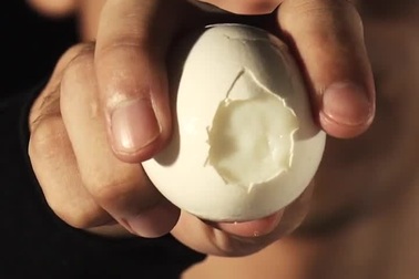 Mẹo bóc trứng luộc siêu nhanh chỉ trong tích tắc mà không sợ nứt vỡ