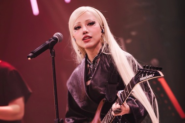 Phùng Khánh Linh để tóc bạch kim, chơi guitar điện gây bất ngờ cho khán giả