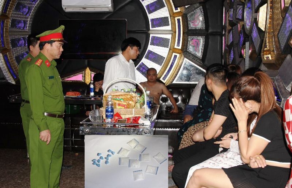 Bắt quả tang 17 nam nữ đang “bay, lắc” trong quán karaoke - 1 Bắt quả tang 17 nam nữ đang “bay, lắc” trong quán karaoke - 1