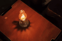 Quán nước ở TPHCM ngồi ghế nhựa, chong đèn dầu, giới trẻ kéo đến nườm nượp