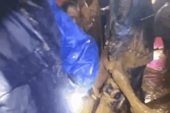 Hơn một giờ giải cứu người đàn ông bị đất đá vùi lấp