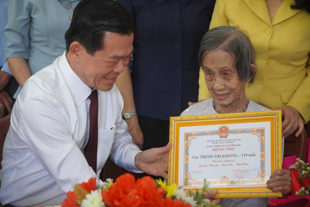 Bí thư Đồng Nai thăm, tặng thiệp mừng thọ cụ bà 119 tuổi - 2 Bí thư Đồng Nai thăm, tặng thiệp mừng thọ cụ bà 119 tuổi - 2