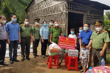 Công an Cần Thơ nhận bảo trợ 11 trẻ mồ côi do dịch Covid-19