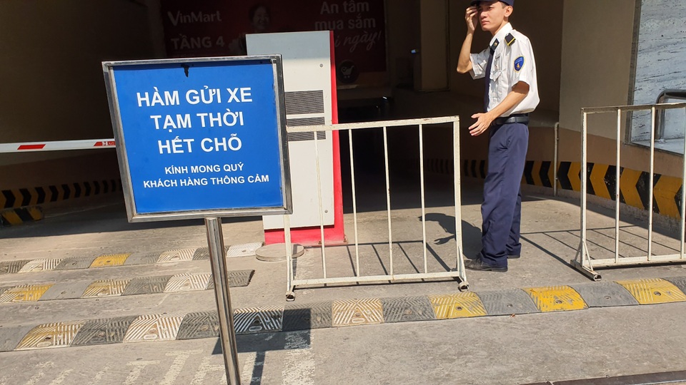 Săn hàng giảm giá: Dù bị chặt chém vé gửi xe, các tín đồ mua sắm vẫn vây kín phố Bà Triệu - 2 Săn hàng giảm giá: Dù bị chặt chém vé gửi xe, các tín đồ mua sắm vẫn vây kín phố Bà Triệu - 2