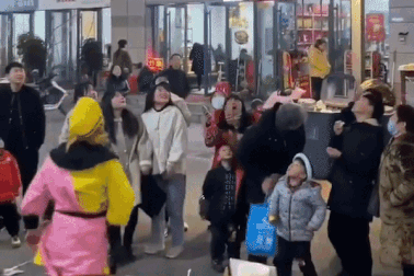 Người bán hàng đóng giả Tôn Ngộ Không tung bánh điệu nghệ trên phố