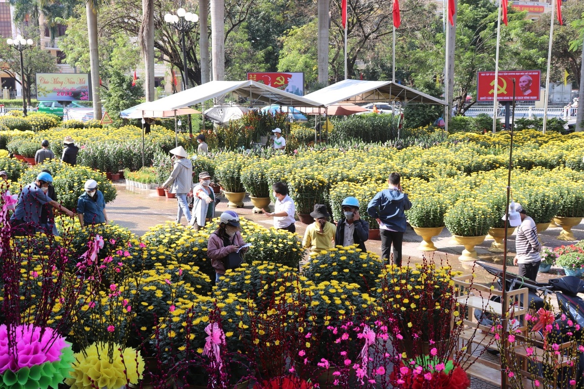 Sắc xuân rực rỡ phố Huế - 1 Sắc xuân rực rỡ phố Huế - 1