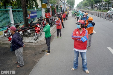 Shipper ở TPHCM chạy khắp nơi mới tìm được điểm test nhanh Covid-19