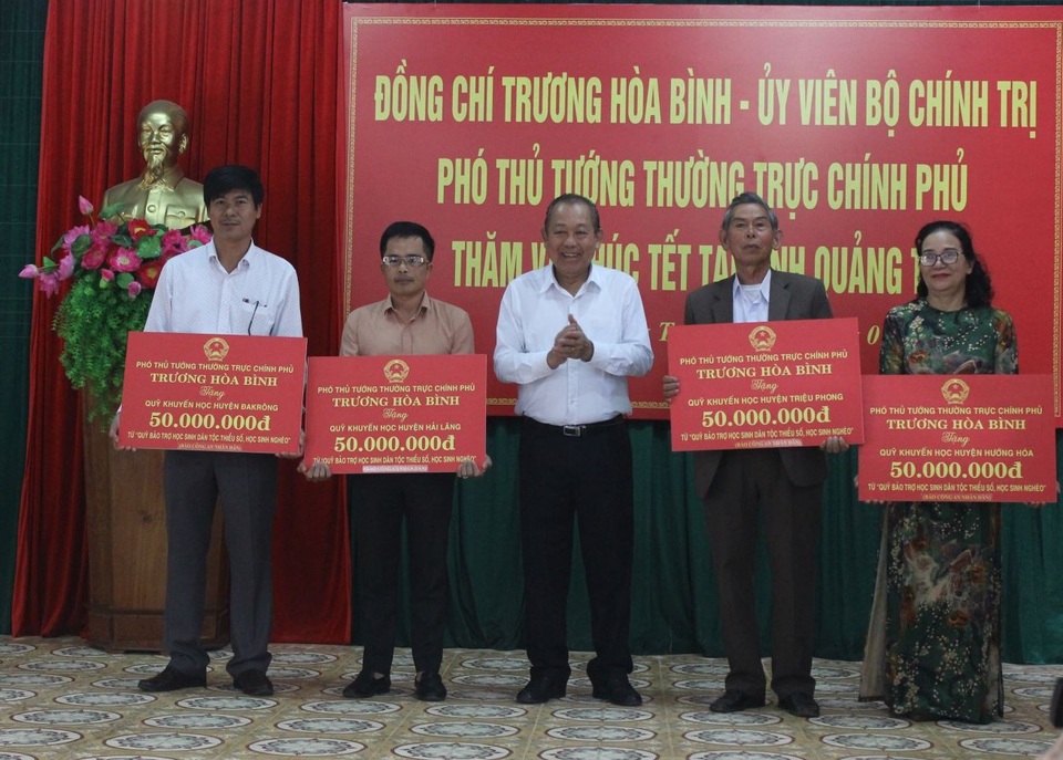 Phó Thủ tướng tặng Quỹ khuyến học tại Quảng Trị 400 triệu đồng - 2 Phó Thủ tướng tặng Quỹ khuyến học tại Quảng Trị 400 triệu đồng - 2