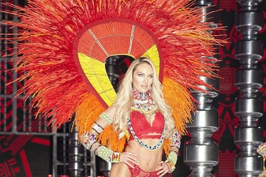 Candice Swanepoel thon thả địu con ra phố