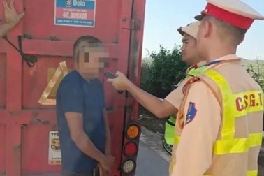 Phạt chủ xe và lái xe đầu kéo 79 triệu đồng vì vi phạm trên cao tốc