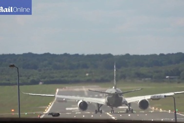 Xem máy bay khổng lồ cất cánh "dựng đứng"