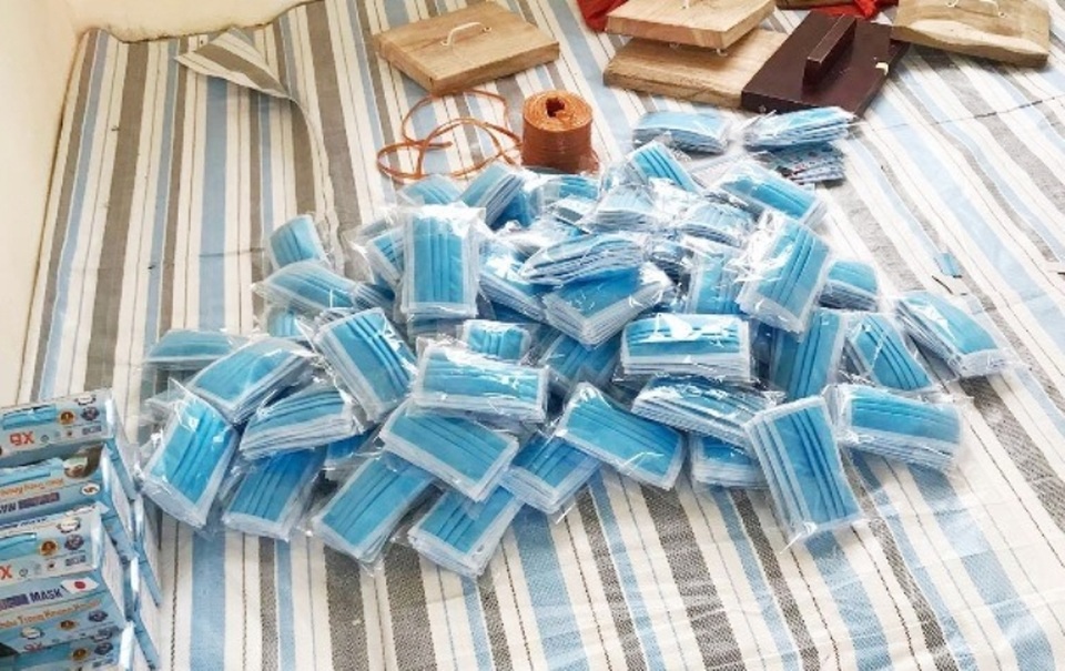 Một doanh nghiệp bị xử phạt vì sản xuất khẩu trang giả - 1 Một doanh nghiệp bị xử phạt vì sản xuất khẩu trang giả - 1