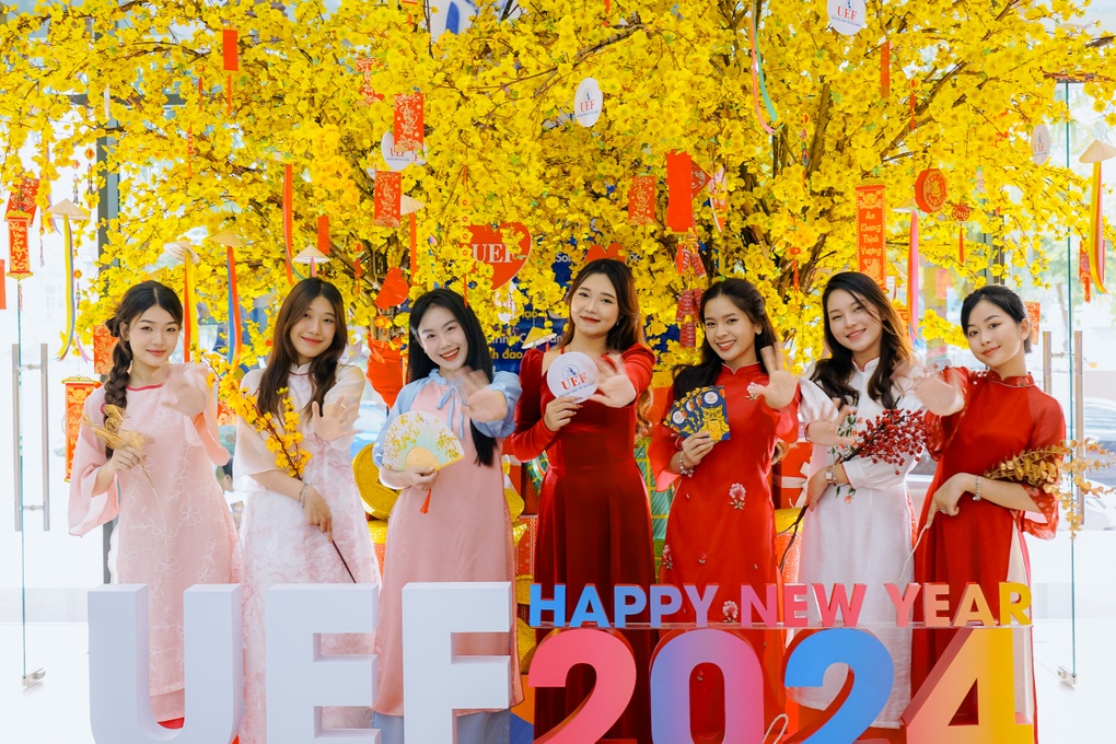 Giảng viên, sinh viên lên đồ long lanh, lưu khoảnh khắc Tết ở trường học - 2 Giảng viên, sinh viên lên đồ long lanh, lưu khoảnh khắc Tết ở trường học - 2