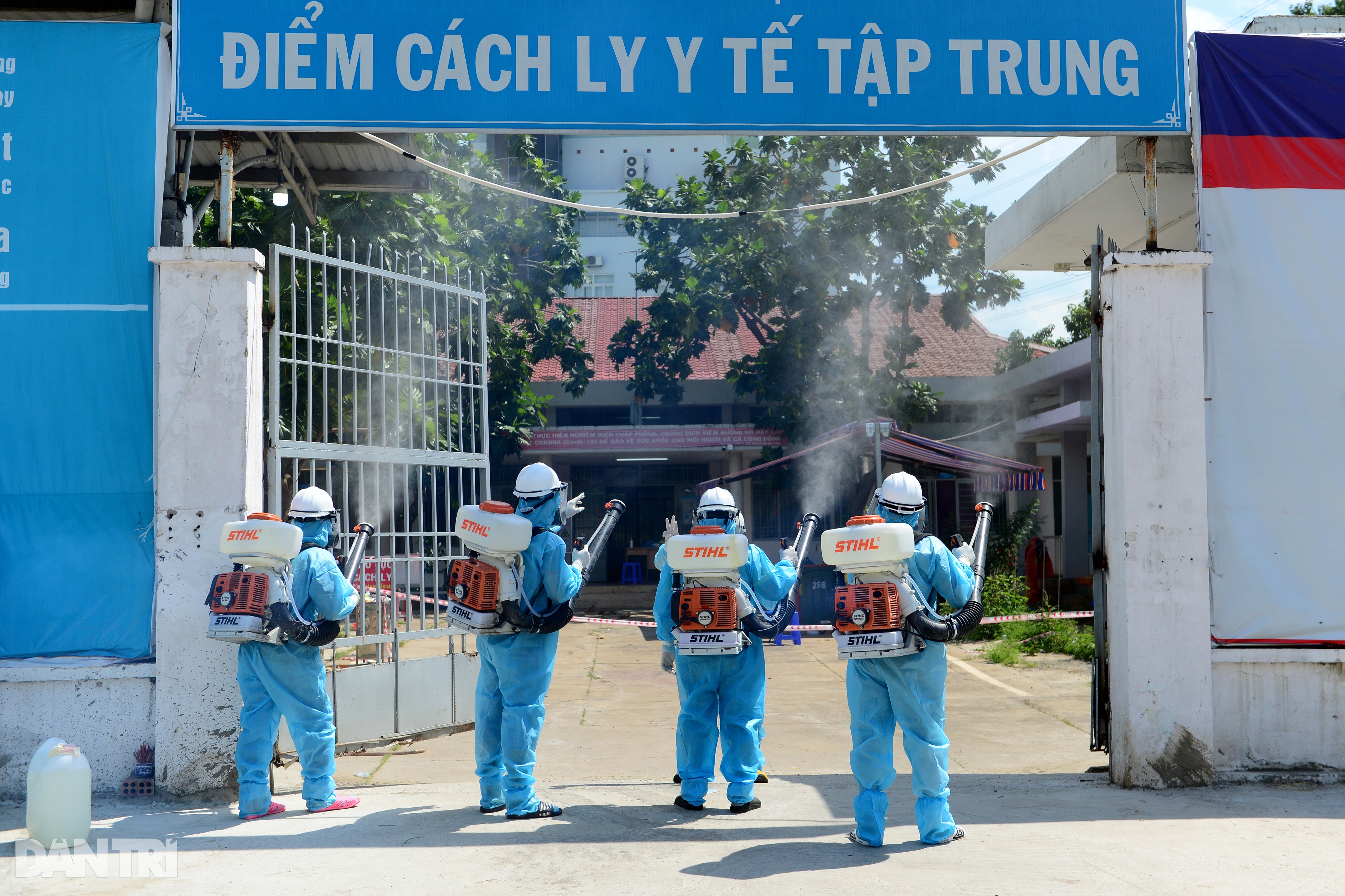 Thiếu niên 15 tuổi tình nguyện tham gia đội khử khuẩn đường phố ở Sài Gòn - 6 Thiếu niên 15 tuổi tình nguyện tham gia đội khử khuẩn đường phố ở Sài Gòn - 6