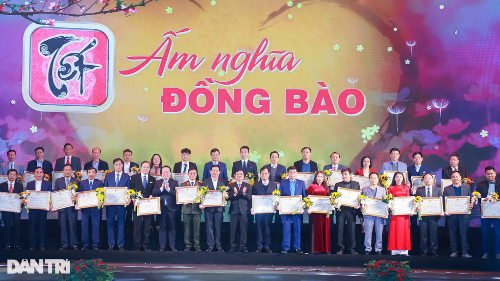 Hơn 130 tỷ đồng lo Tết cho người nghèo - 3 Hơn 130 tỷ đồng lo Tết cho người nghèo - 3
